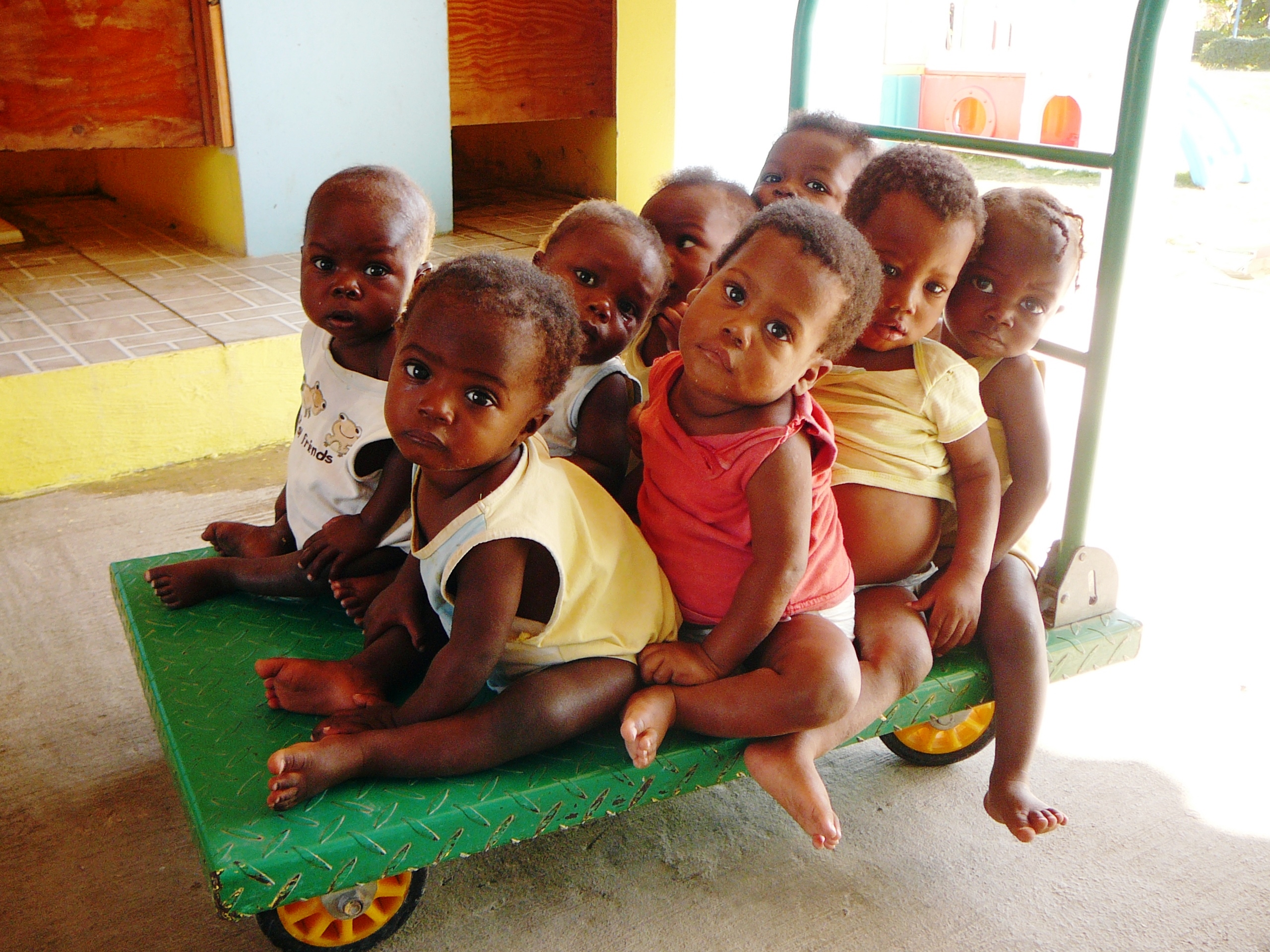 Bambini che ricevono pasti nutrienti grazie al progetto della Fondazione Fratelli Dimenticati